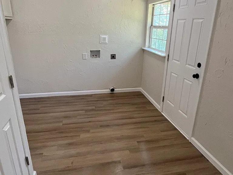 1132 E Main St — Photo 11