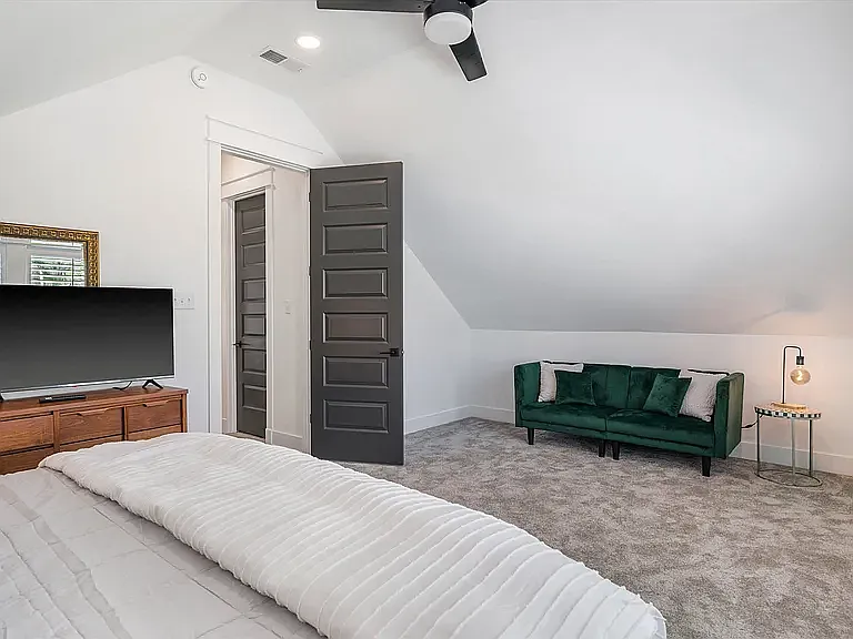 2228 Oliver Ave — Photo 6