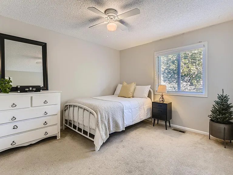 538 E Phillips Dr N — Photo 13