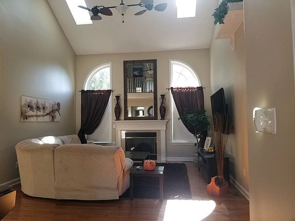 Vaulted ceiling & 2 skylight