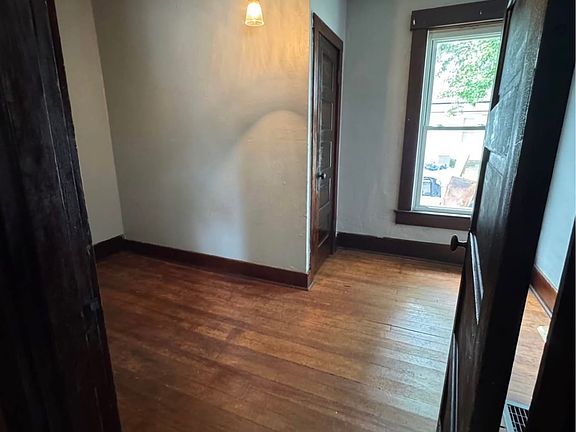 3rd image of 135 E 3rd St