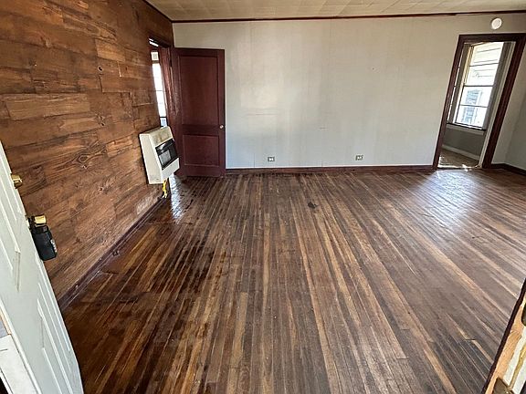 3rd image of 102 E Charlotte Ave
