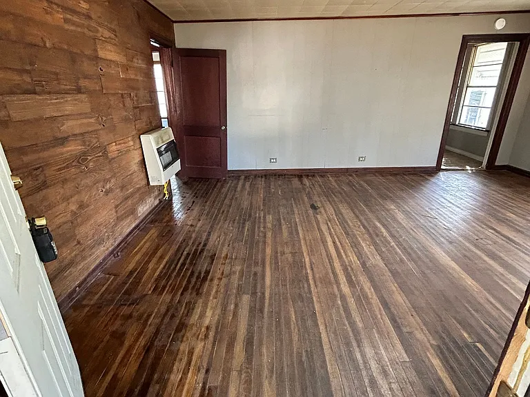 102 E Charlotte Ave — Photo 3