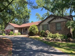 5463 Greenfield Rd, Brighton, MI 48114