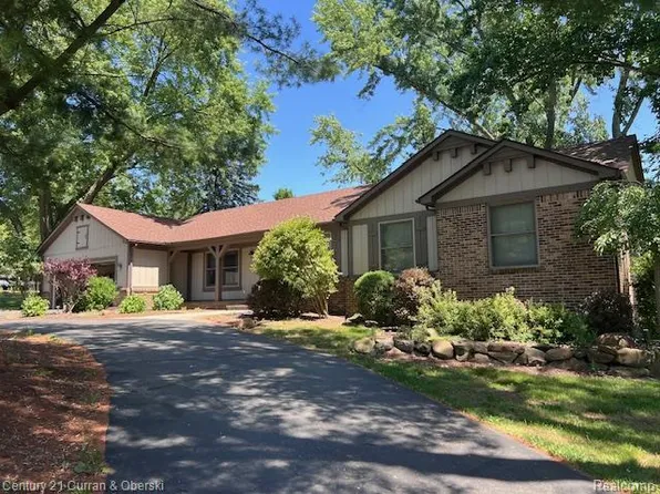 5463 Greenfield Rd, Brighton, MI 48114