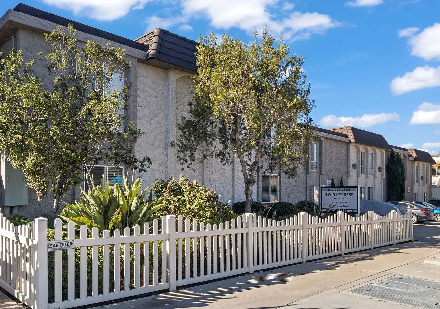 Twin Cypress Apartments — Photo 2