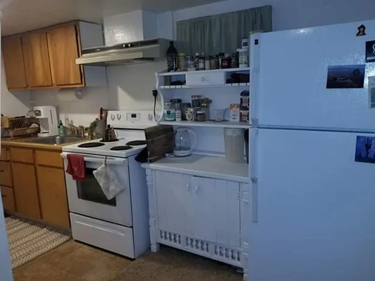 1084 Fern Ave — Photo 2