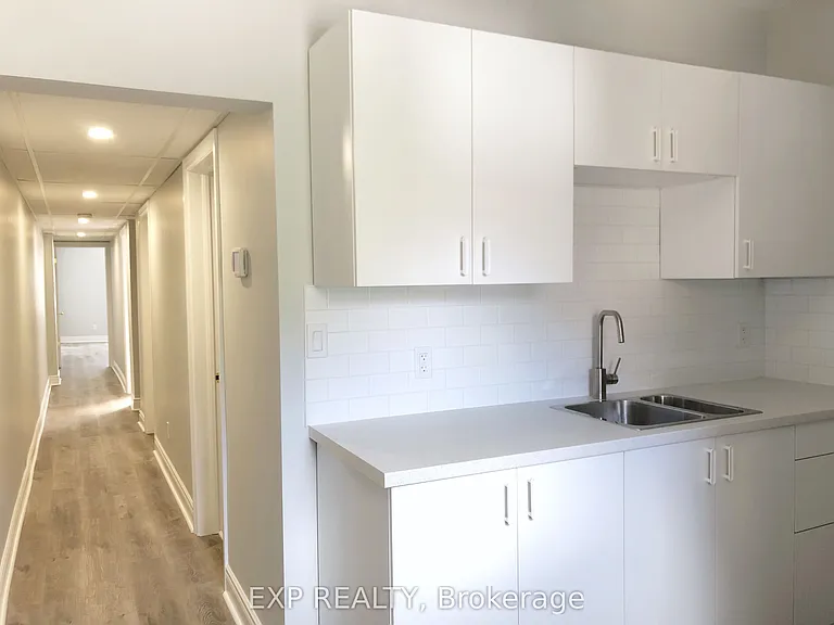 2798 Dundas St W — Photo 11
