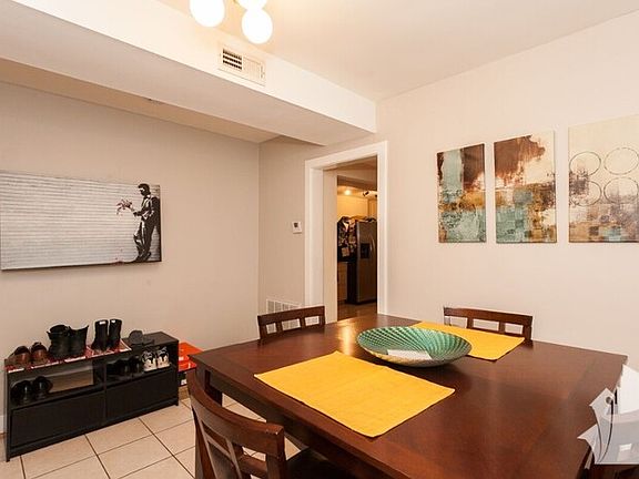 4th image of 1524 N Artesian Ave #L