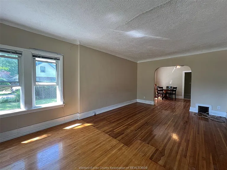 2423 Princess Ave — Photo 8