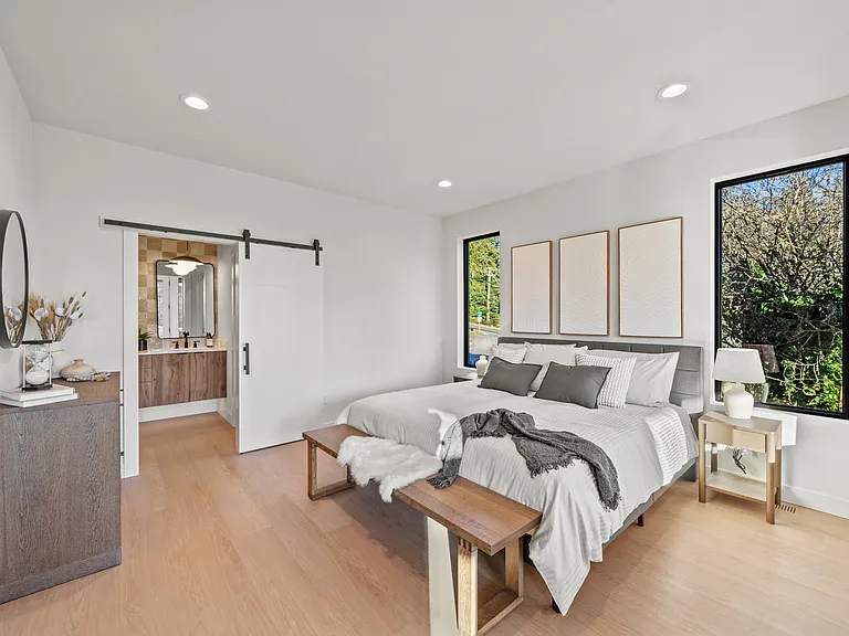 6305 Soundview Dr — Photo 33