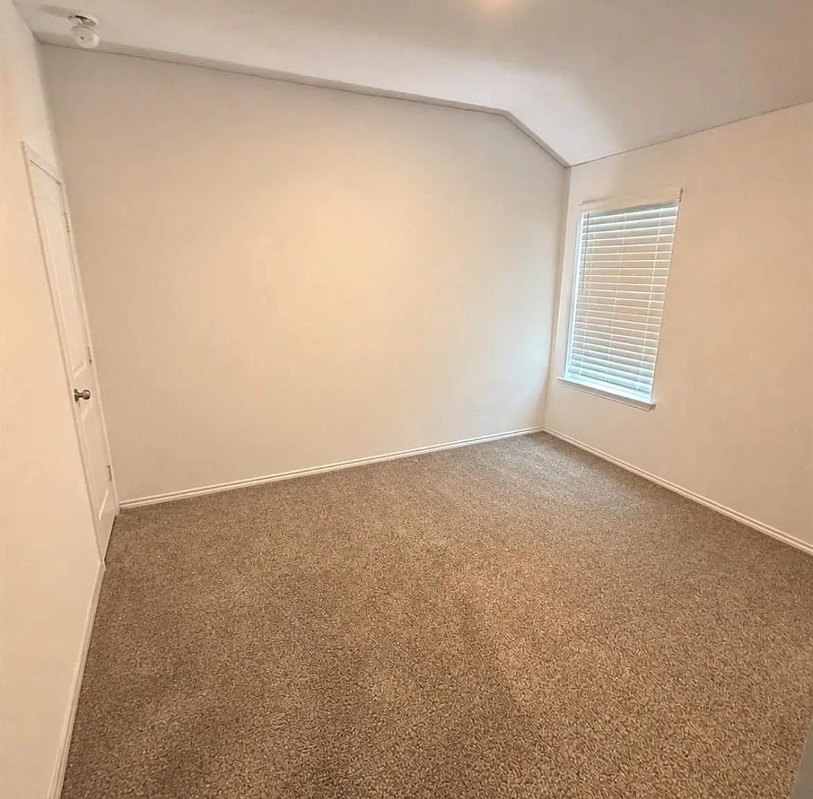 4 bed, 3.0 bath, 2100 sqft, $3,000 — Photo 3