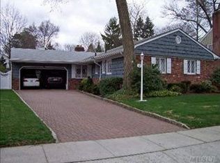 72 Home St, Malverne, NY 11565