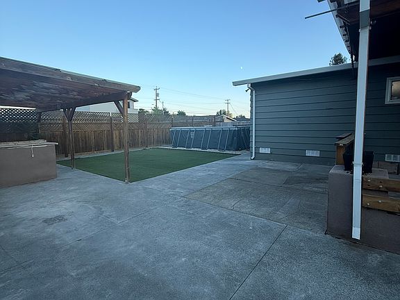5th image of 1331 Rose Ave