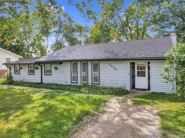 1373 Nolta Rd, Walled Lake, MI 48390