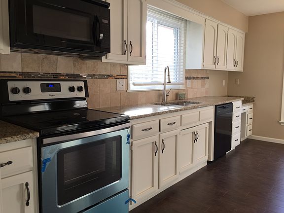 Kitchen w/ Granite Countertop