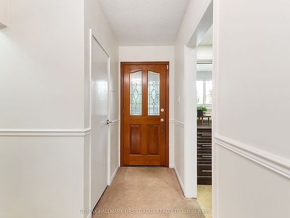 3rd image of 945 Donovan Cres