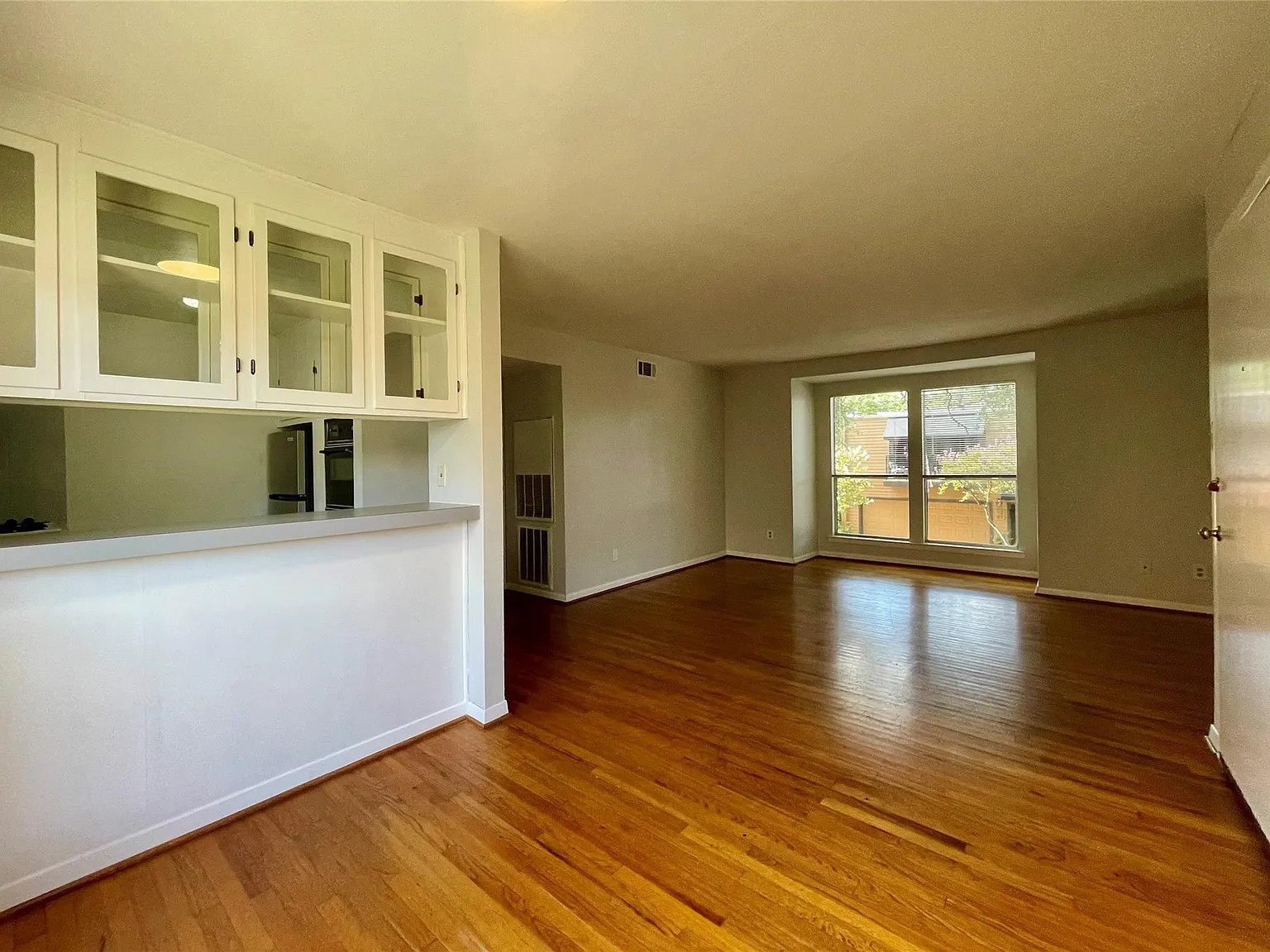 1 bed, 1.0 bath, 650 sqft, $1,100 — Photo 2