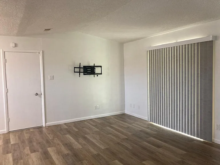 1105 Lehman Dr — Photo 10