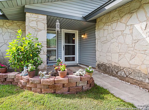 3rd image of 6815 Emerald Cove Dr