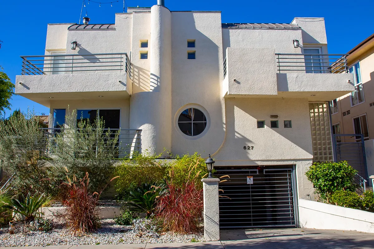 Building Photo - 627 Sweetzer Ave #C
