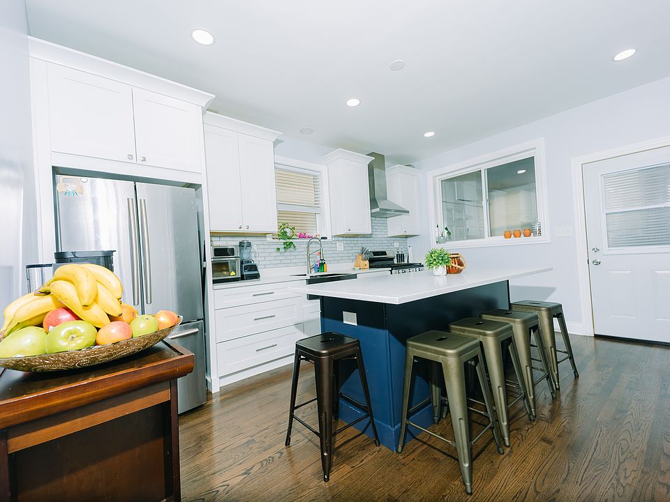 Kitchen w/quartz countertops