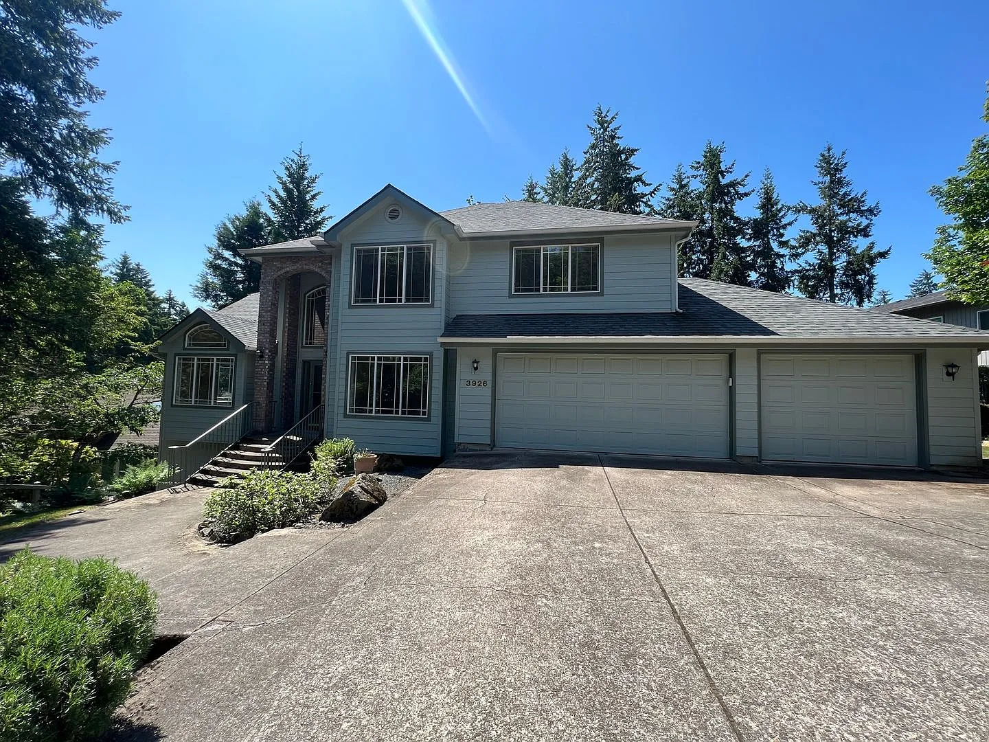 Tri-Level Spring Blvd Home — Photo 1