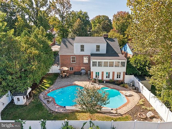 3rd image of 718 Academy Cir