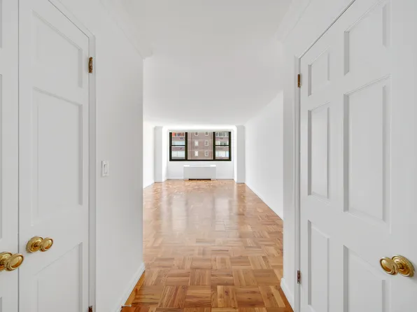 315 West 57th Street image 7 of 27