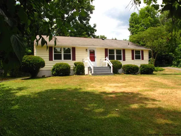 19 Lockhart Ln, Lloyd, NY 12528