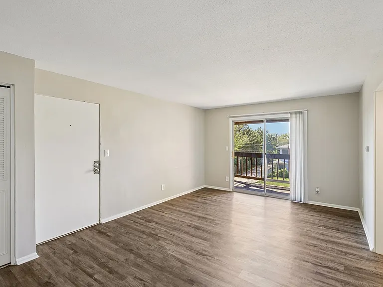 Mission Manor Apartments — Photo 7