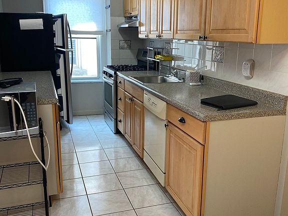 4th image of 22-12 Crescent St #2B