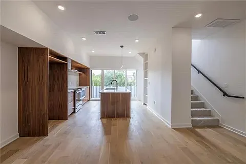 1 bed, 994 sqft, $2,200 — Photo 3