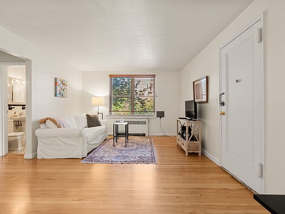 4th image of 136 Beaconsfield Rd APT 2