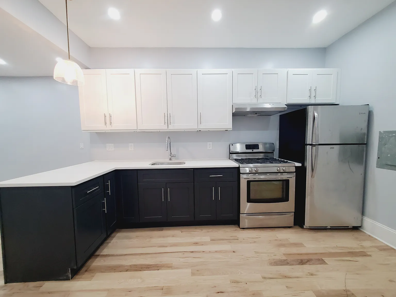 2 bed, 850 sqft, $2,200 — Photo 1