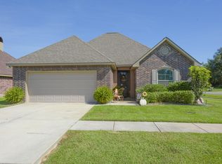 225 Wisteria Bend Cir, Carencro, LA 70520