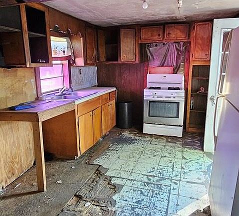 3rd image of 290 Cash St