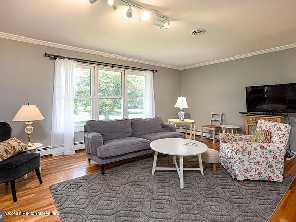 5th image of 526 Vine Ave