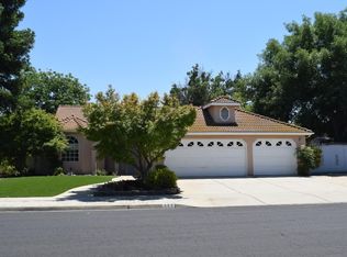 332 W Goshen Ave, Clovis, CA 93611