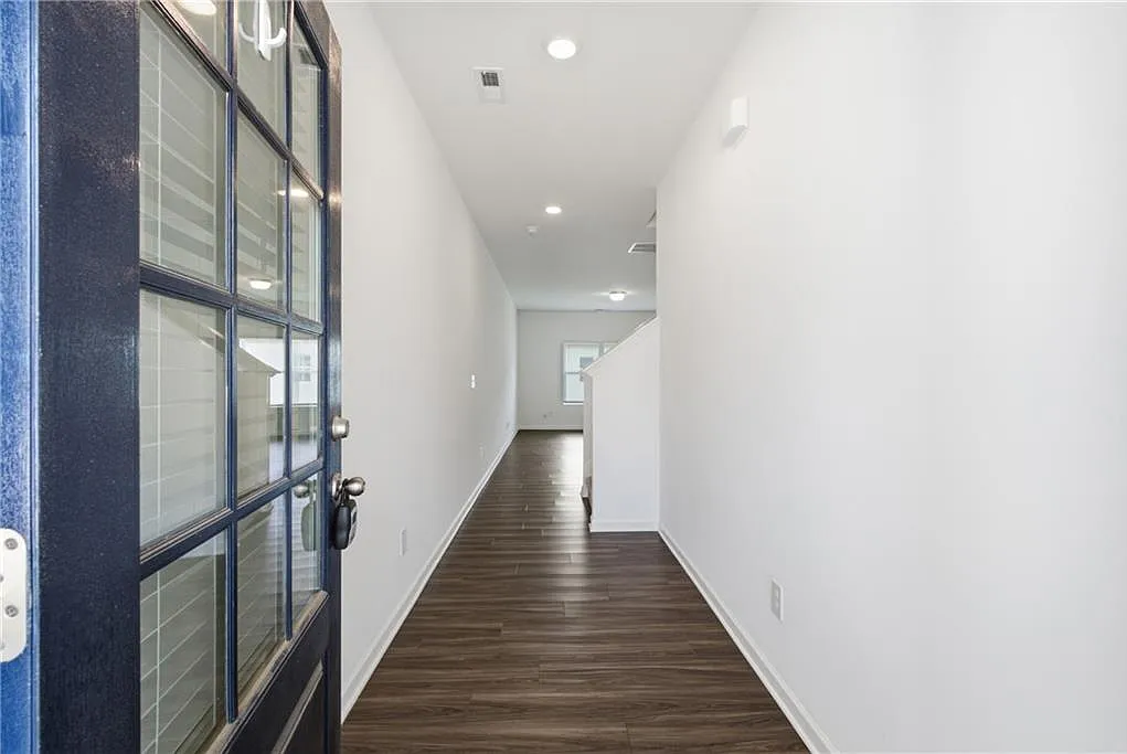 3 bed, 2.5 bath, 1736 sqft, $2,300 — Photo 2