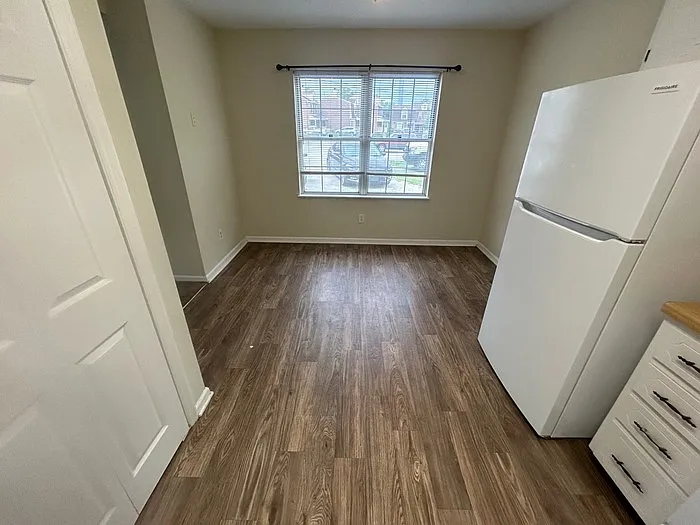 2 bed, 1.0 bath, 800 sqft, $1,055 — Photo 2