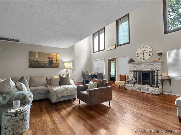 3rd image of 3328 S Rolling Oaks Dr
