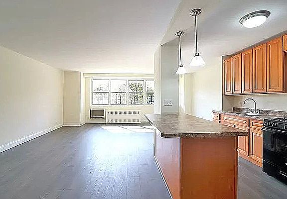 2nd image of 825 Morrison Ave #B