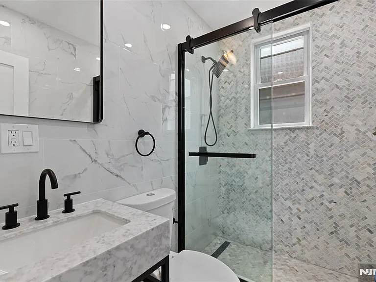 561 Grand Ave — Photo 12