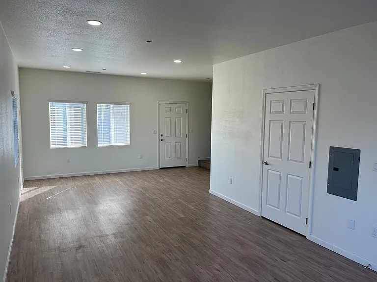 575 E Newlove Dr — Photo 6