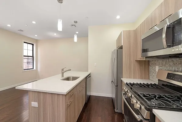 Rented by Julia Shildkret Real Estate Group | media 7