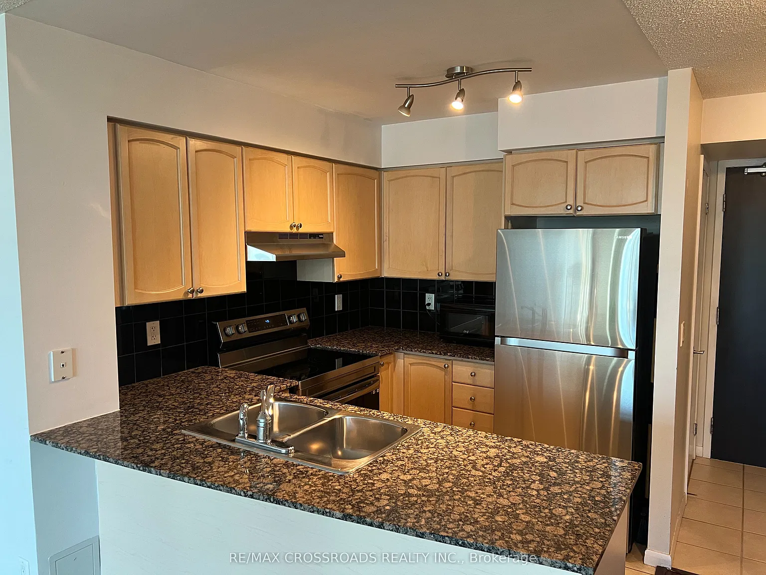 2 bed, $2,525 — Photo 2