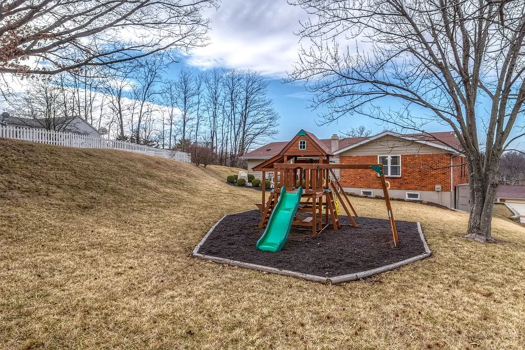 562 Spragues Mill Ct photo 1