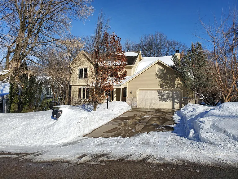430 Zinnia Ln N — Photo 1