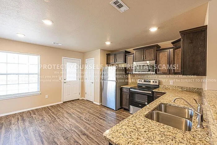 4 bed, 2.0 bath, 1638 sqft, $1,600 — Photo 4